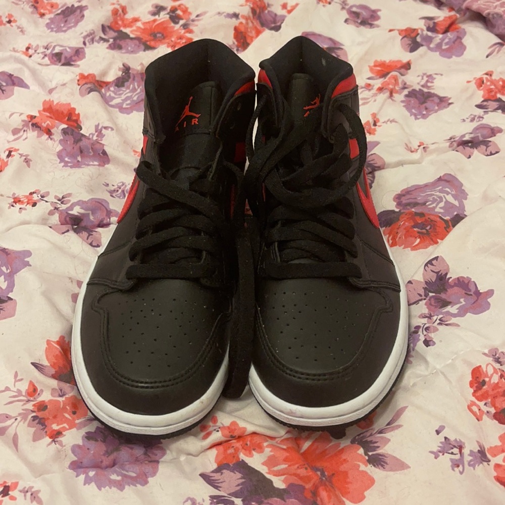 Jordan 1s Mid “ Siren Red “